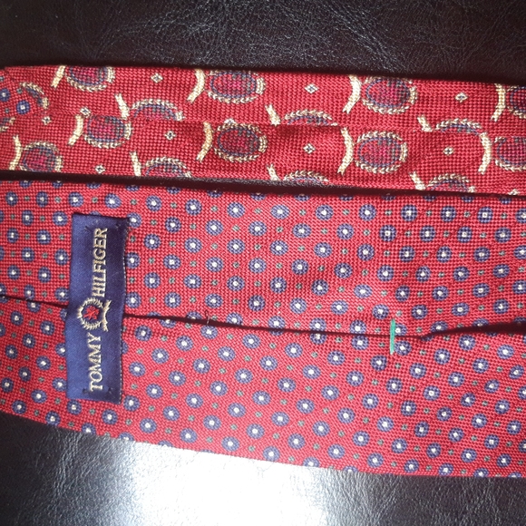 Tommy Hilfiger Kaufmann's 100% Italian Silk Red Navy Blue Tie - Picture 3 of 3